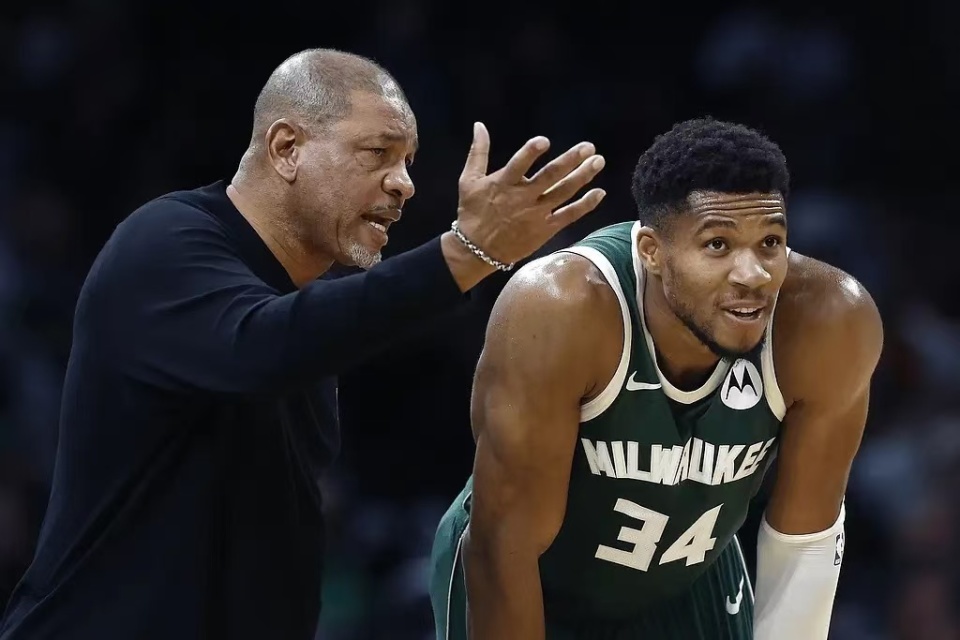 开云体育电竞 - 字母哥遭遇二十连败,DWG教练面临压力!